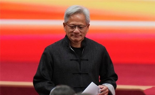 华瑞优配 穿唐装讲中文，还要买小米汽车，黄仁勋太想做中国生意了